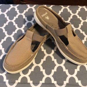 Like New CROCS slide on size 8 fits like a narrow